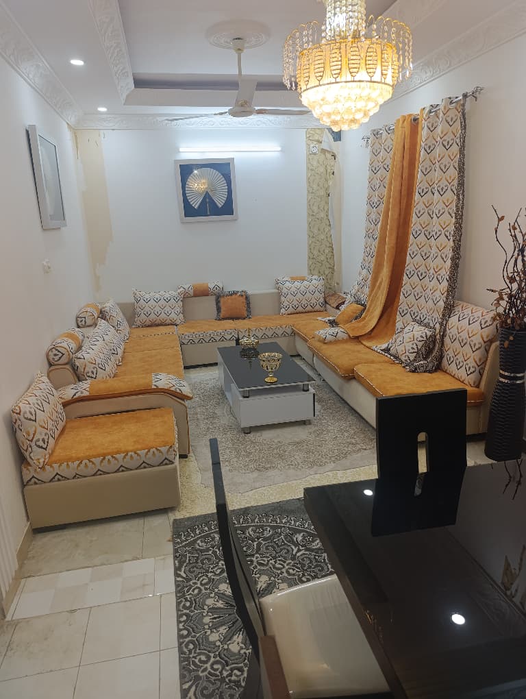 Ensemble salon, canapé marocain, TV et lit
