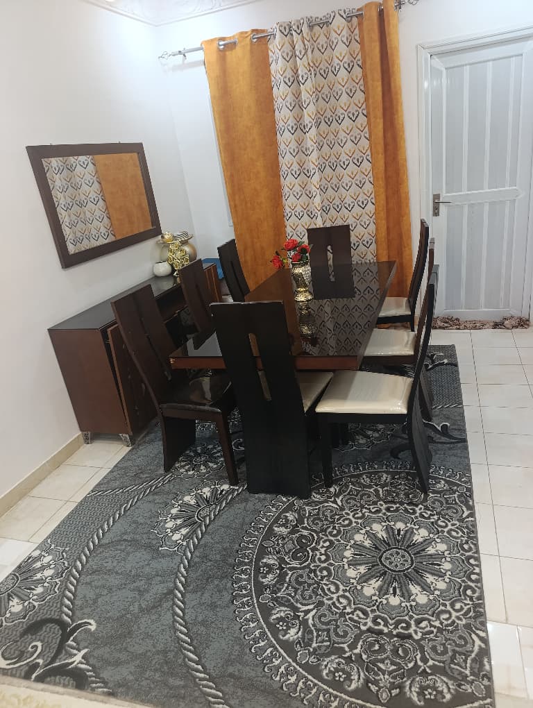Ensemble salon, canapé marocain, TV et lit