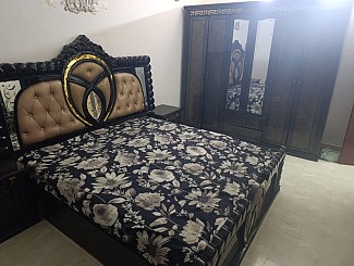 Lit, deux salons et table à manger à vendre