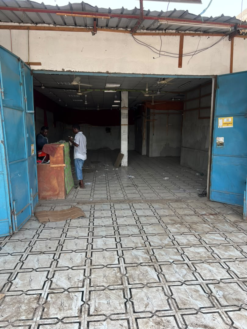 Local commercial 100 m² sur route principale de l\'Aviation