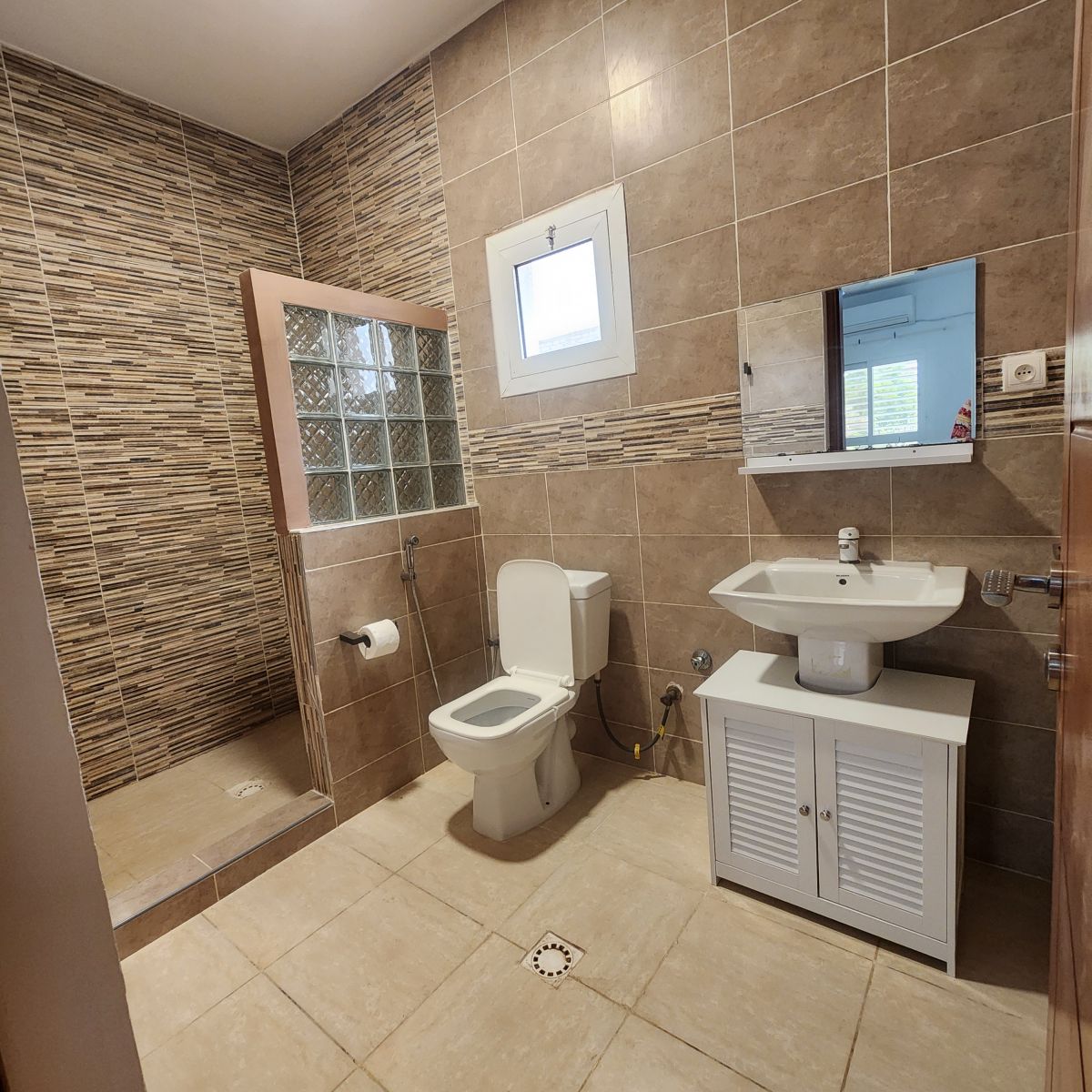Appartement F4 100 m² neuf avec terrasse à Cité Mansour