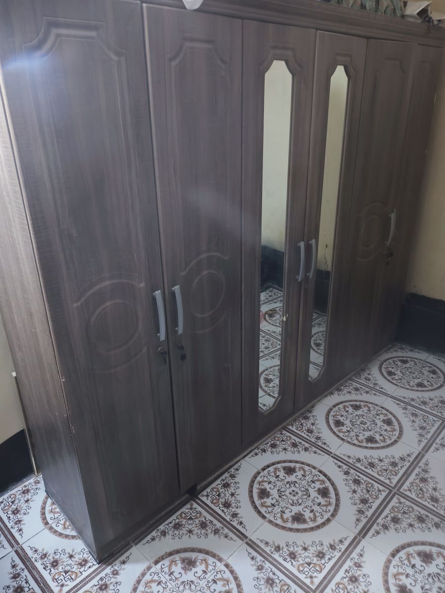 Armoire neuve 6 portes en très bon état