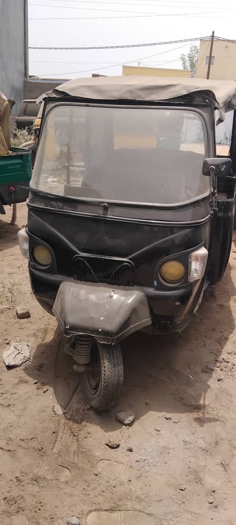 Bajaj 3 roues noir en bon état avec papiers récents