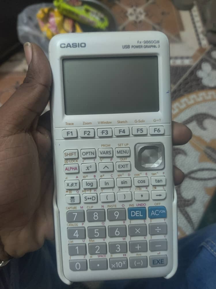 Calculatrice graphique blanche peu utilisée