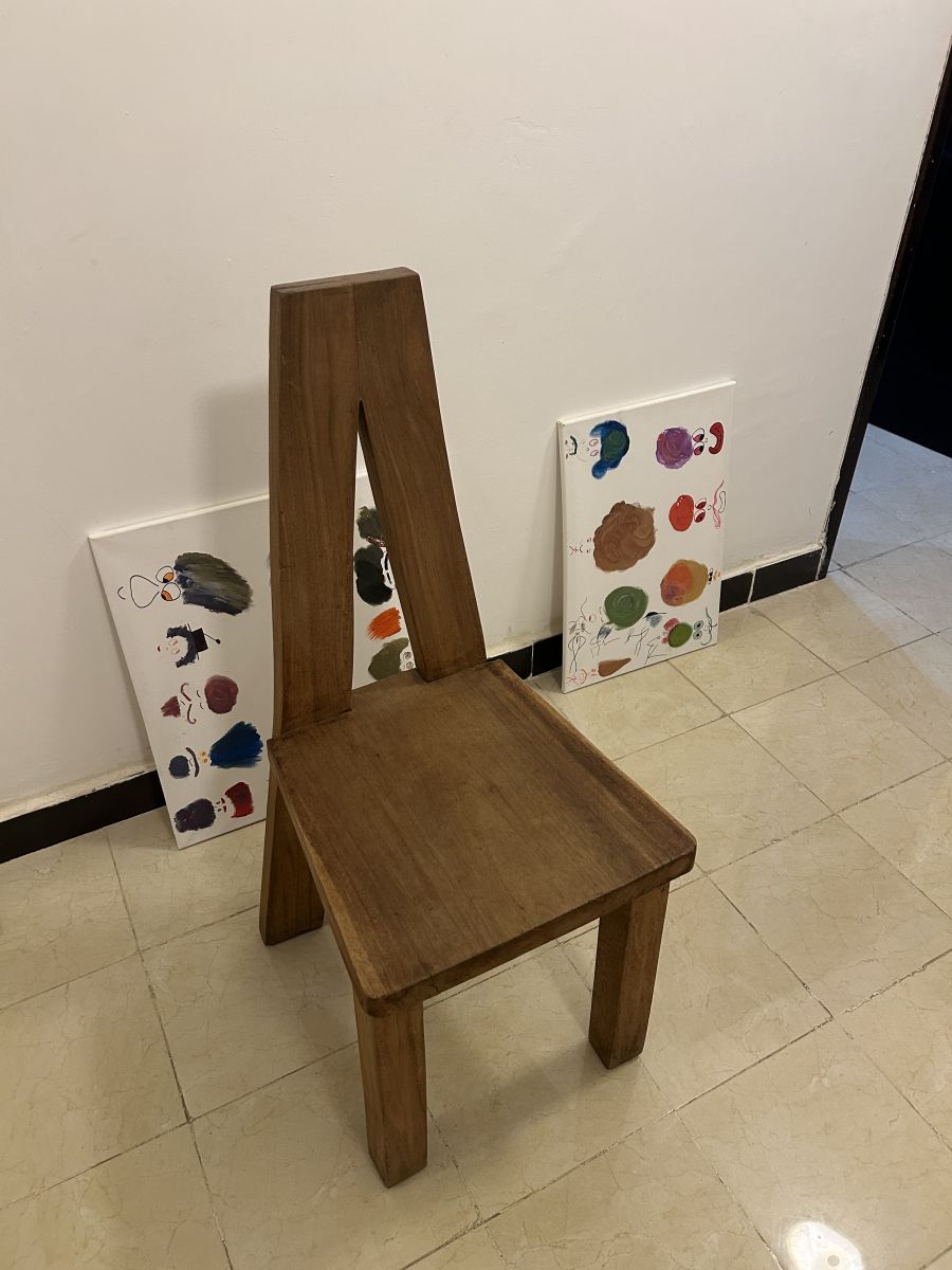 Chaise en bois massif en bon état