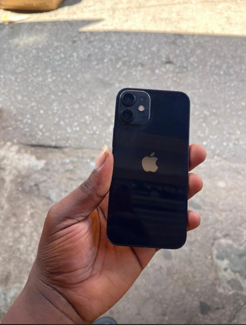 iPhone 12 en bon état, batterie saine, usage quotidien