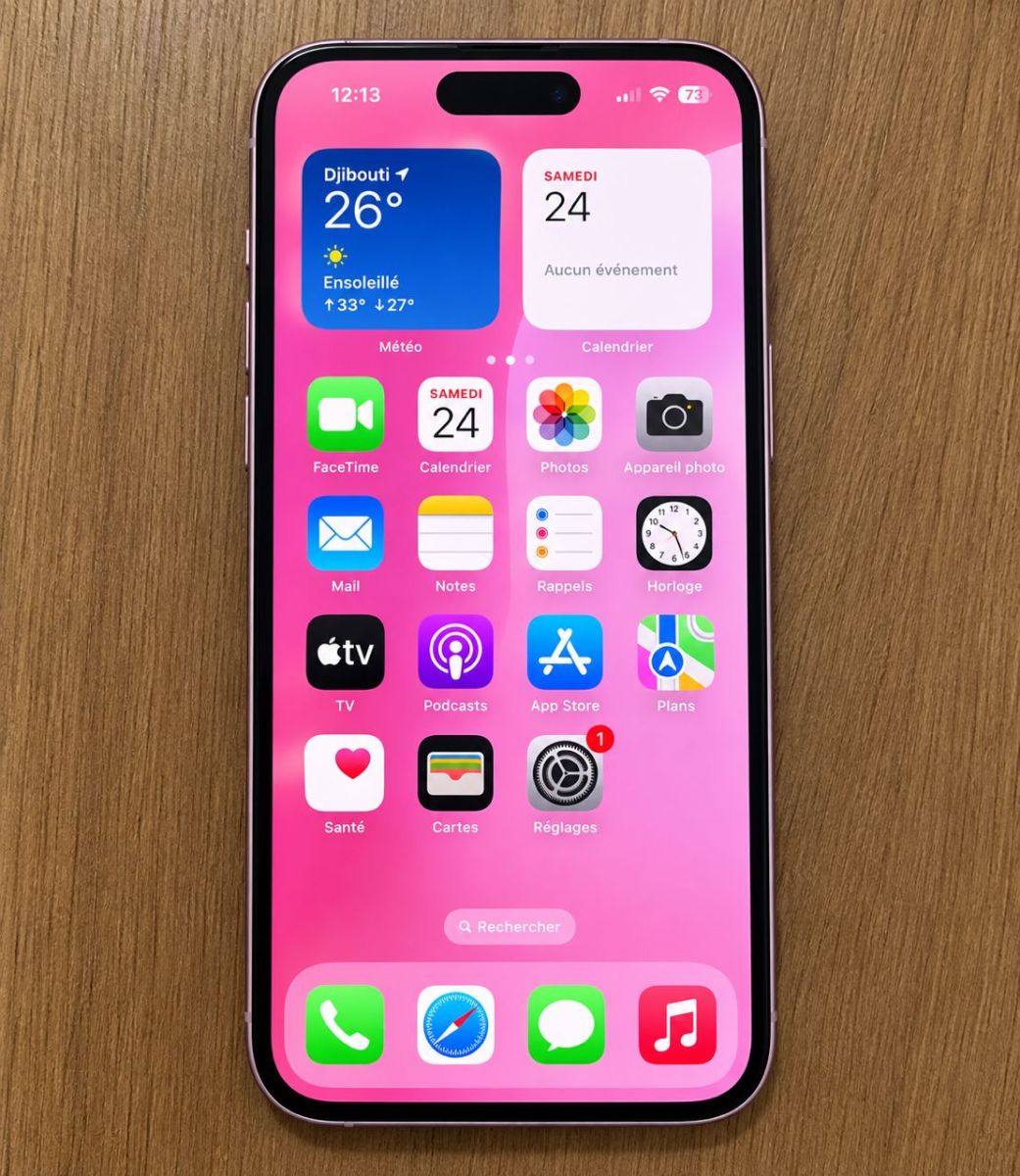 iPhone 15 Rose, très bon état, batterie 88%