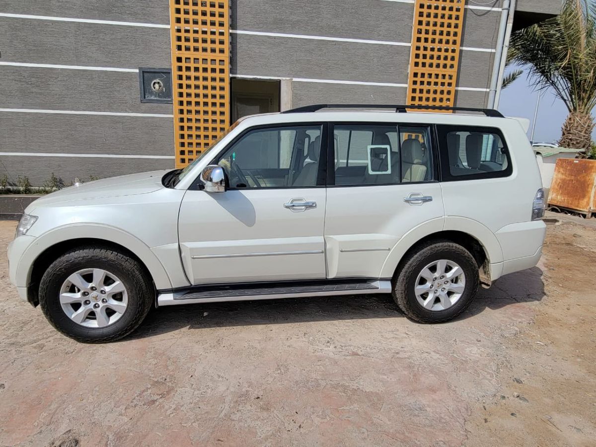 Mitsubishi Pajero 2019 essence, automatique, très bon état