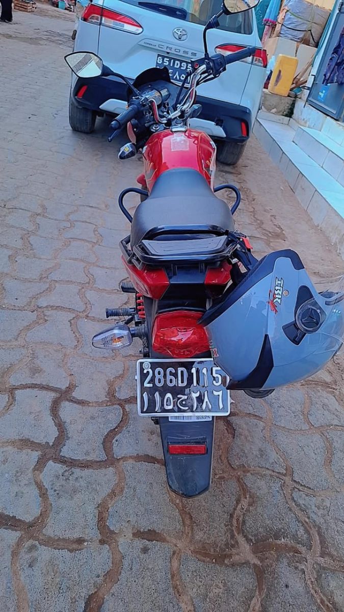 Moto TVS HLX 150cc rouge en très bon état général