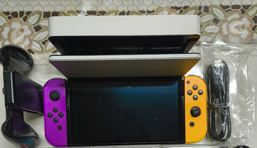 Nintendo Switch OLED et accessoires inclus