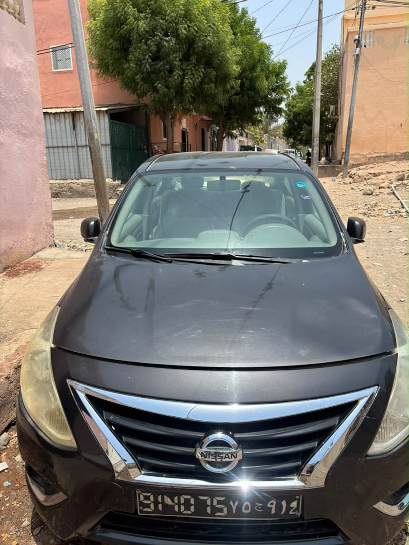 Nissan Almeria essence 77 000 km boîte manuelle en bon état