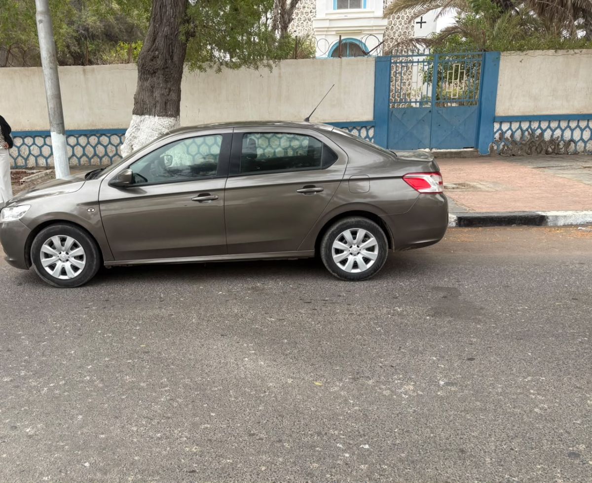 Peugeot 301 essence en très bon état