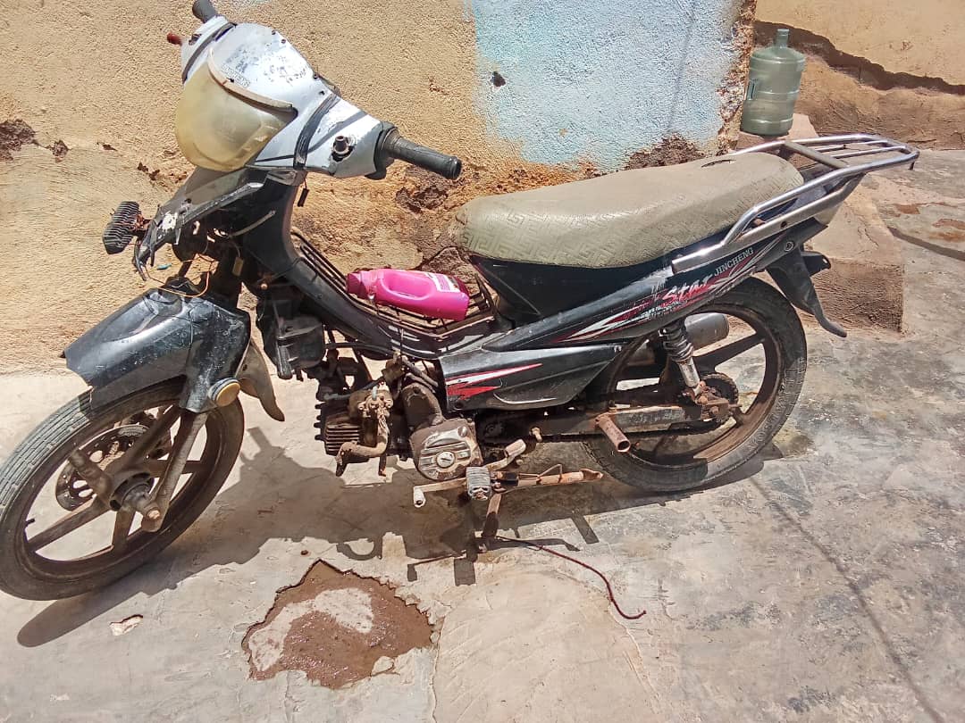 Moto Jincheng 110cc ancien modèle pour pièces ou réparation