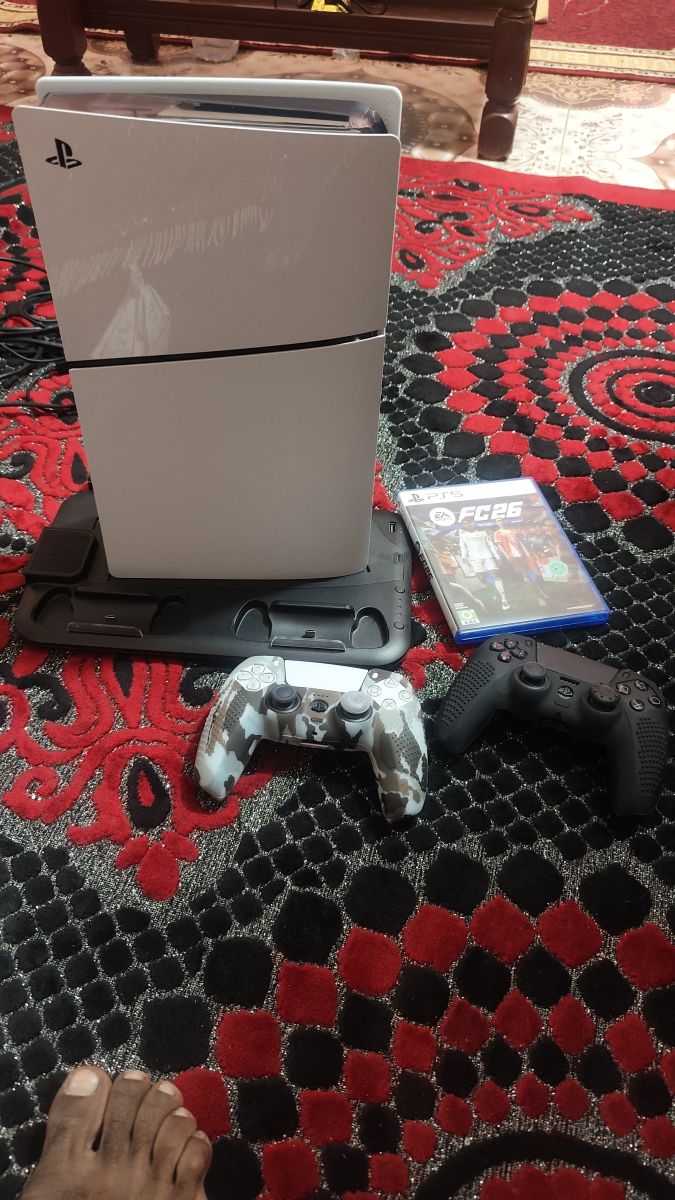 PlayStation 5 avec deux manettes et FIFA 2025 récent