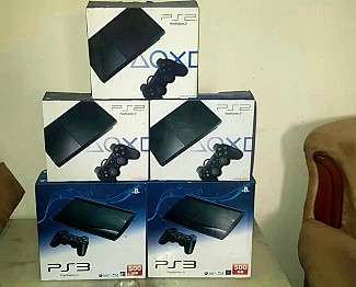 Console PlayStation avec jeux et accessoires en bon état