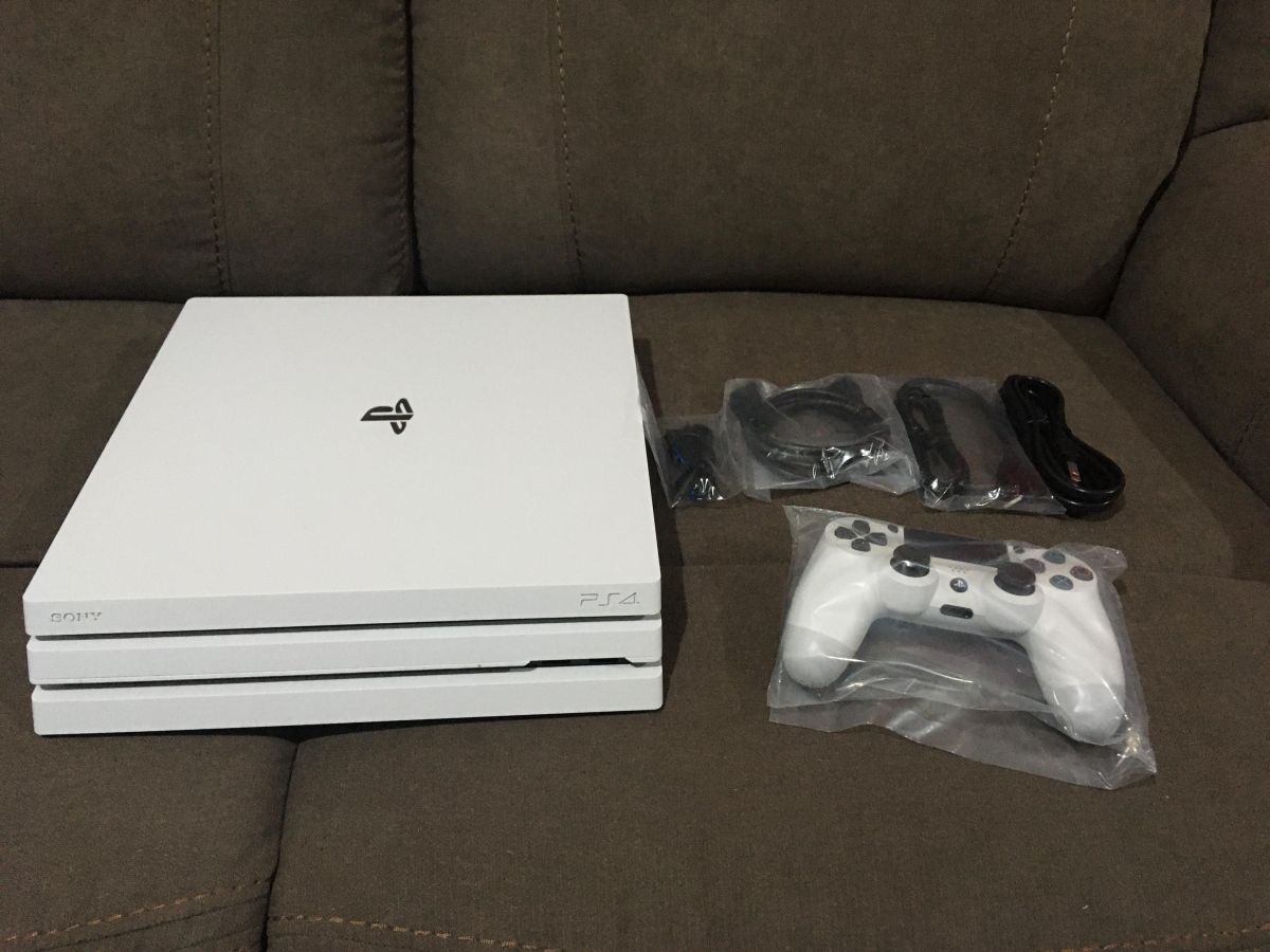 PS4 Pro blanche,console et une manette
