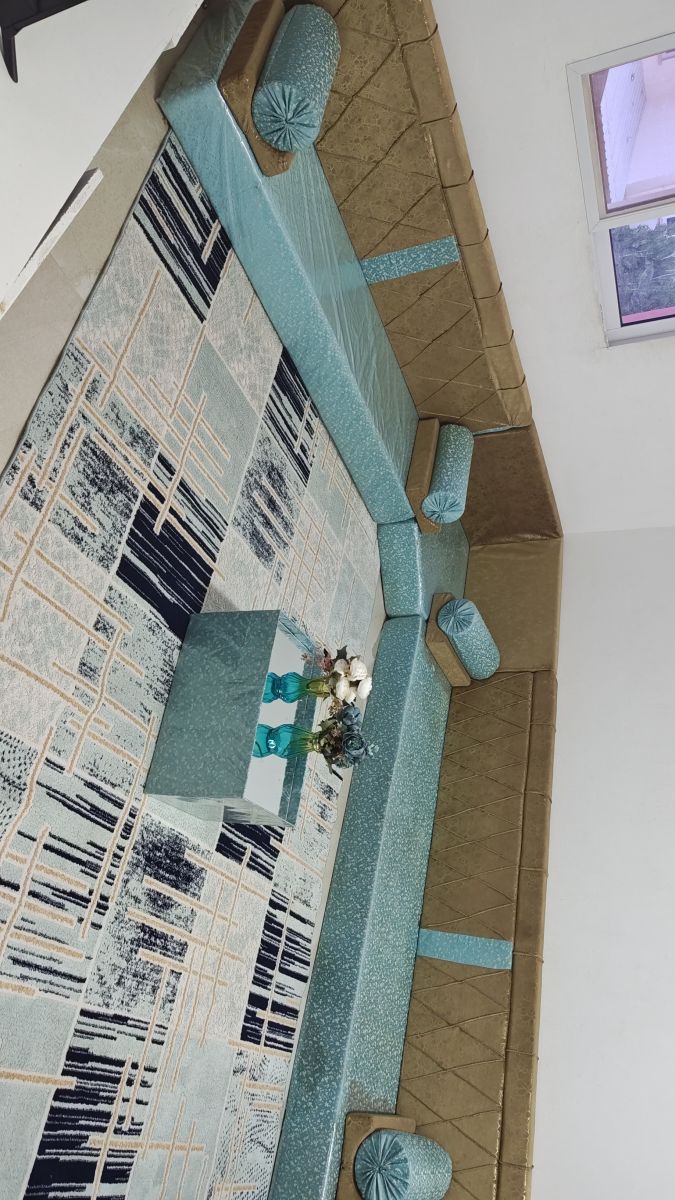 Salon complet presque neuf avec tapis et rideaux