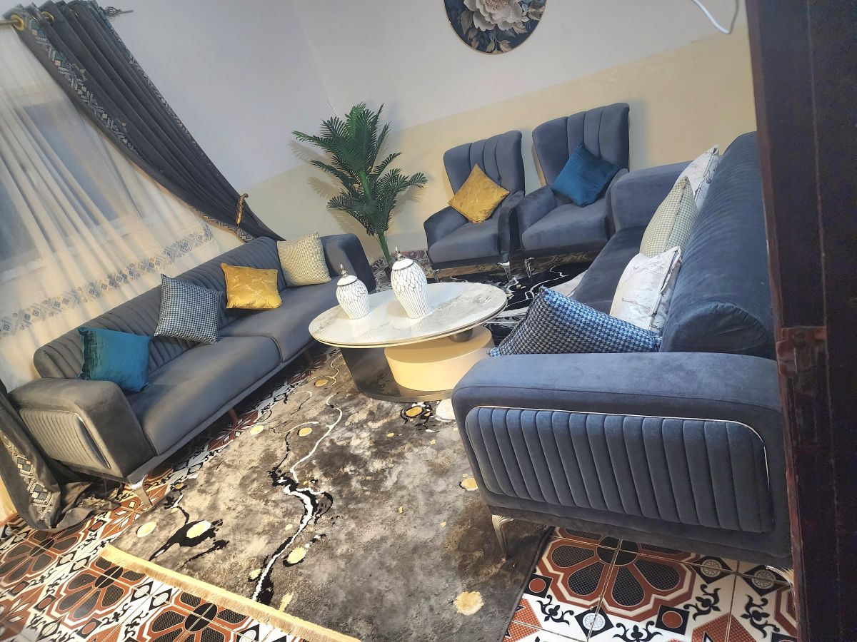 Salon complet avec table basse et grand tapis