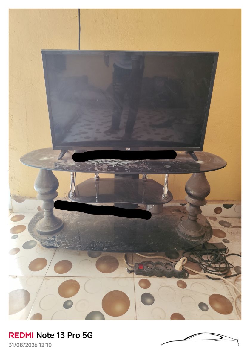 Télévision LG 32 pouces en très bon état avec meuble