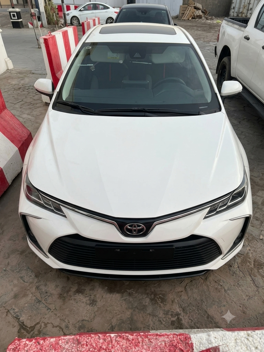Toyota Corolla 2022 blanche, berline neuve avec toit ouvrant