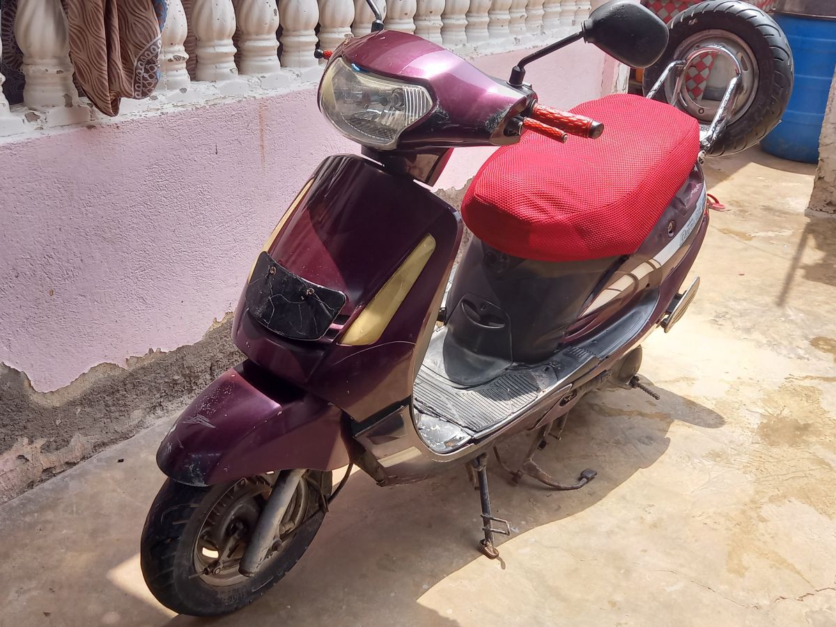 Scooter Mahindra Duro 125 robuste en parfait état