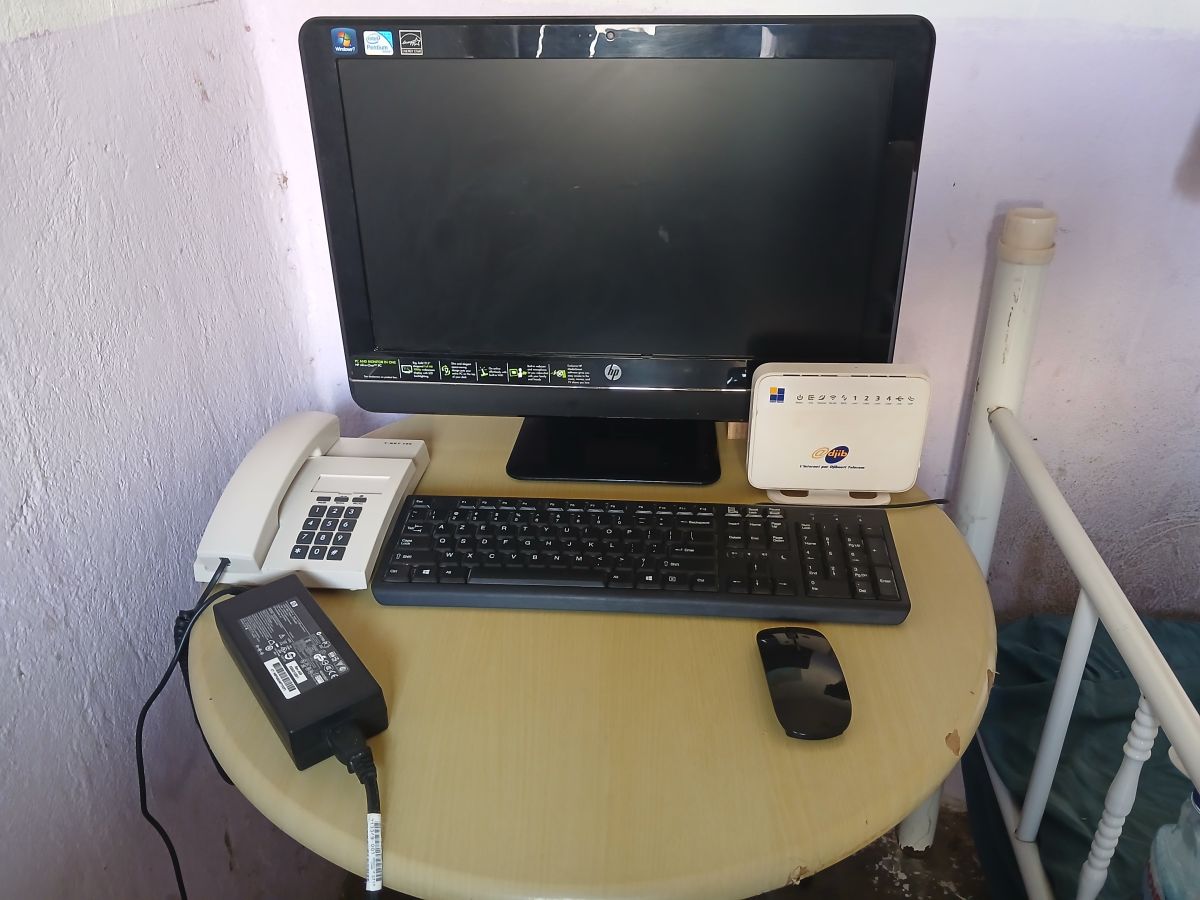 Ordinateur HP complet avec clavier et souris en bon état
