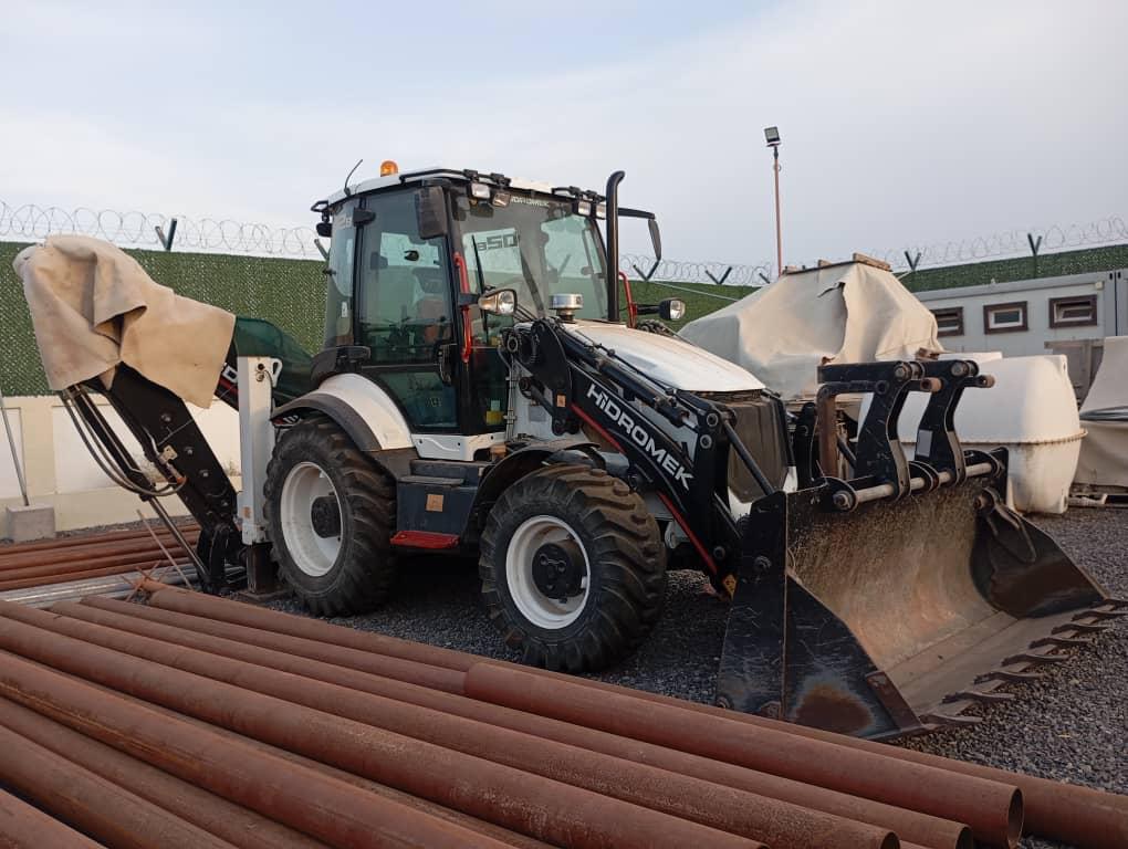 Tractopelle neuve avec fourches et marteau hydraulique 3 en 1