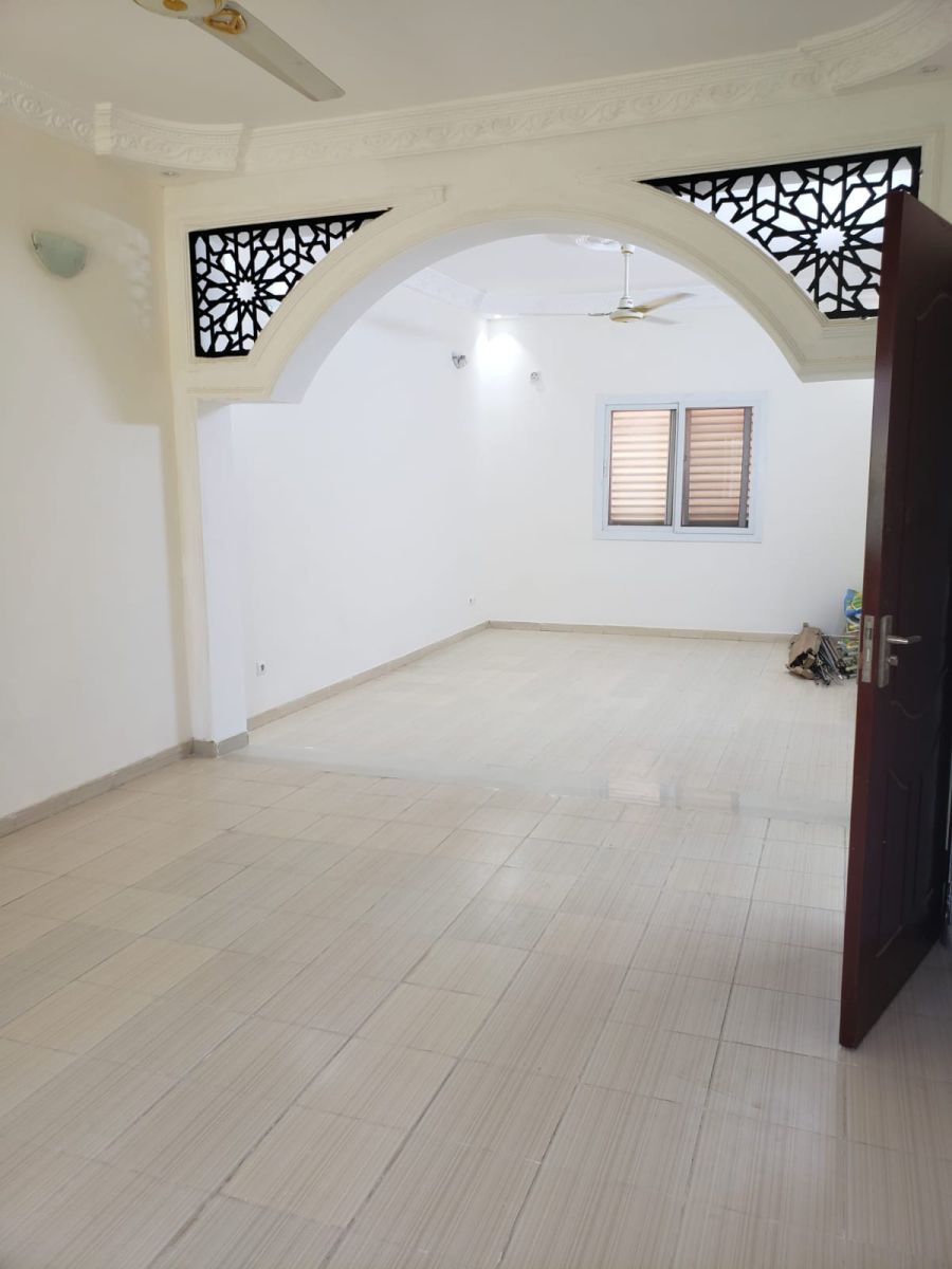 Villa spacieuse F5 avec terrasse et parking privé à Cité Hamdani PK12