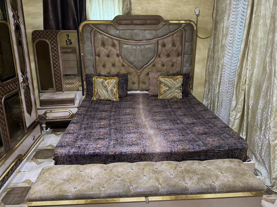Chambre à coucher et salon complets en bon état
