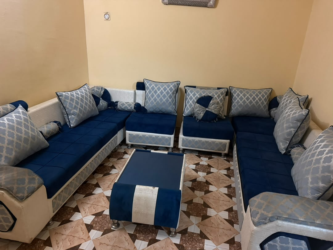 Chambre à coucher et salon complets en bon état