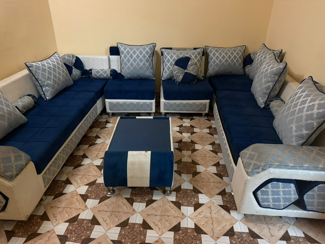 Chambre à coucher et salon complets en bon état