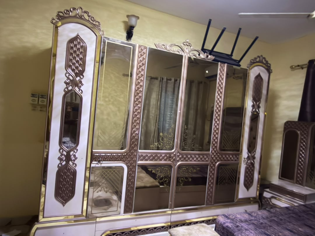 Chambre à coucher et salon complets en bon état