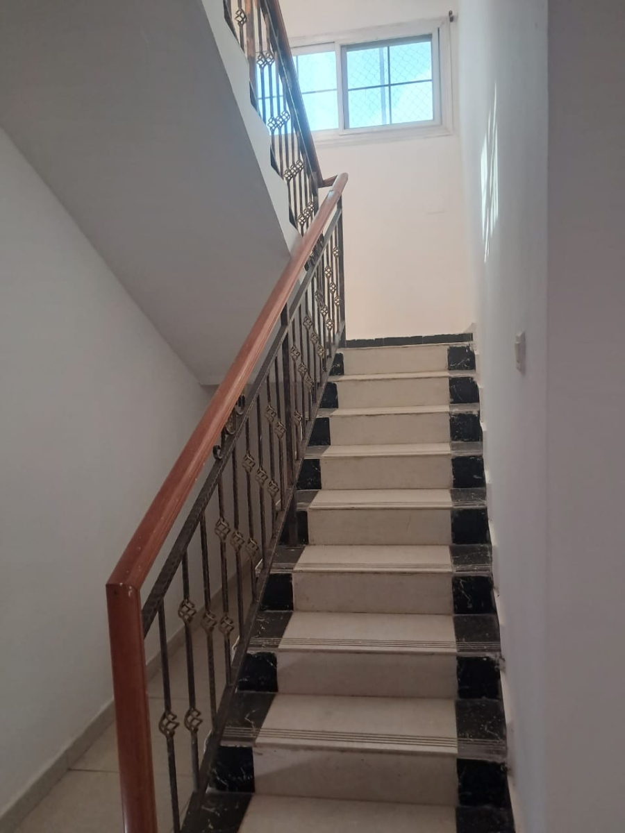 Villa duplex F6 avec balcon et parking à Haramous
