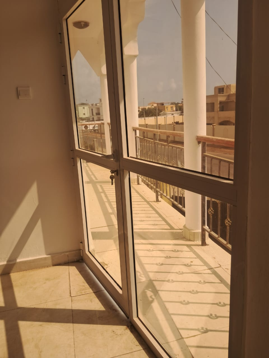 Villa duplex F6 avec balcon et parking à Haramous
