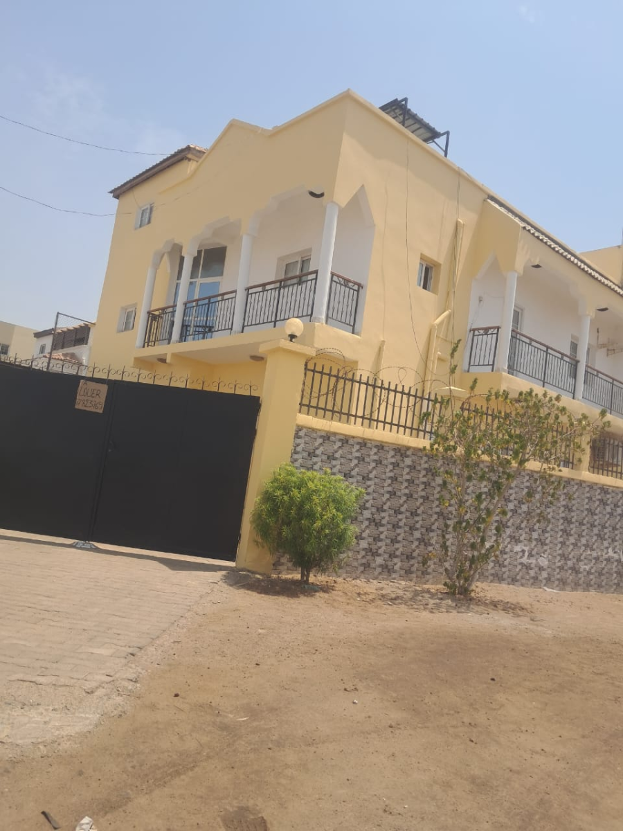 Villa duplex F6 avec balcon et parking à Haramous