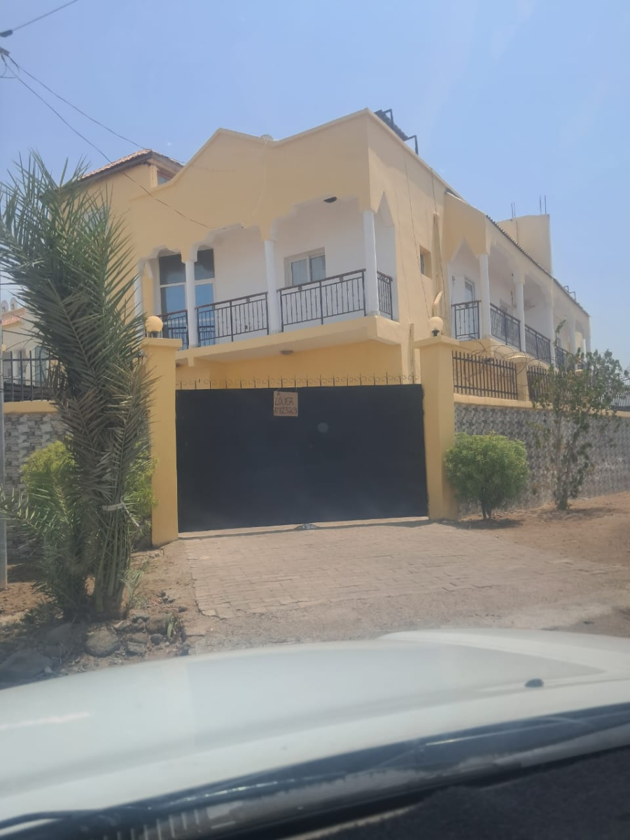 Villa duplex F6 avec balcon et parking à Haramous