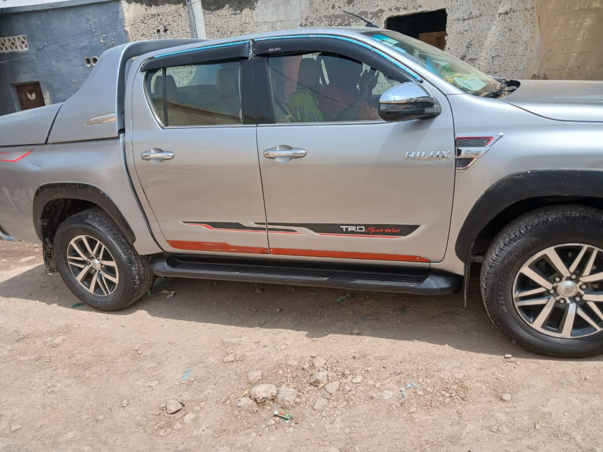4 Voitures en excellent état à vendre : TOYOTA PRADO - TOYOTA HILUX 2020 AUTOMATIQUE &. Hyundai SANTA FE 2016 & SUZUKI SWIFT 2019