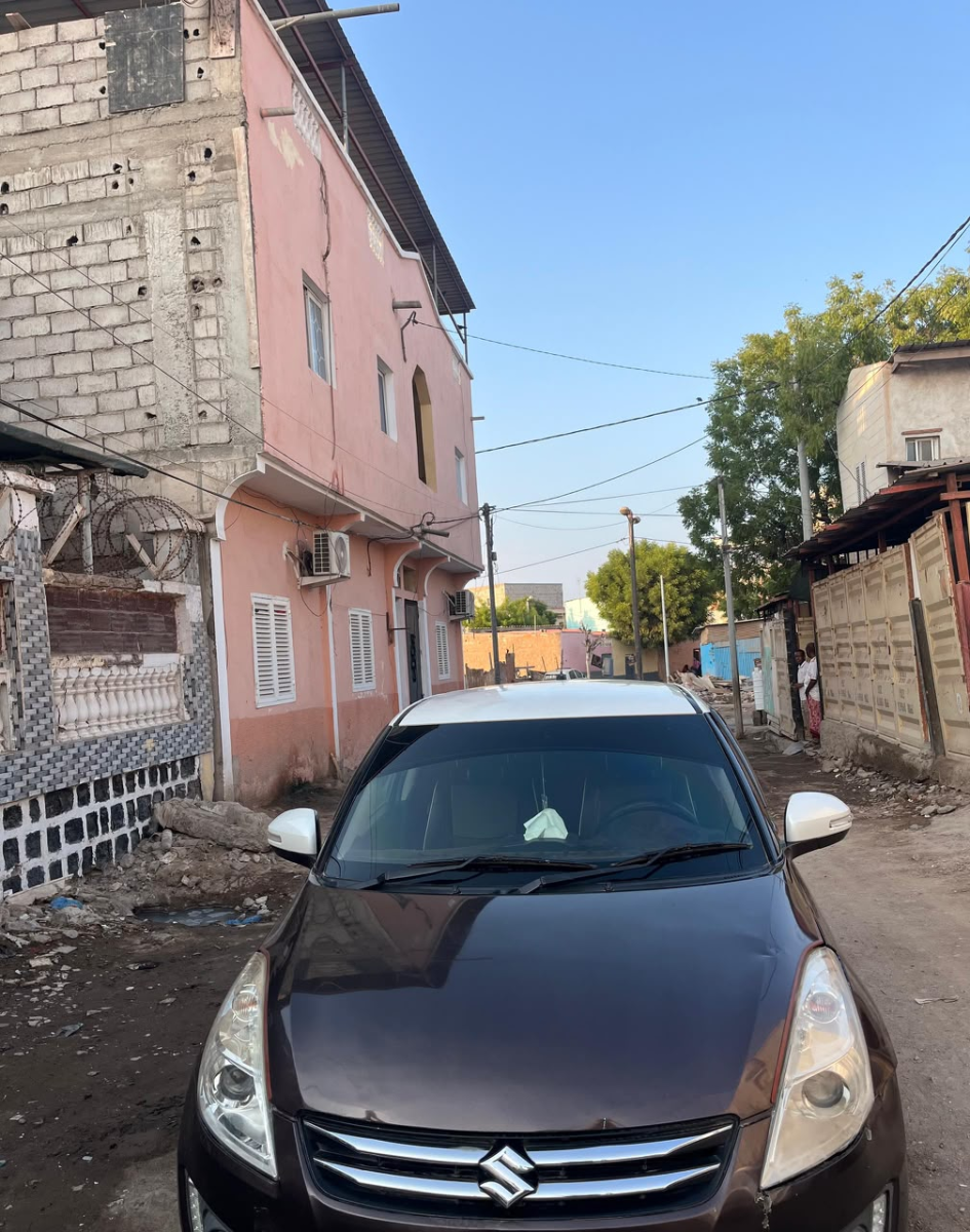 4 Voitures en excellent état à vendre : TOYOTA PRADO - TOYOTA HILUX 2020 AUTOMATIQUE &. Hyundai SANTA FE 2016 & SUZUKI SWIFT 2019