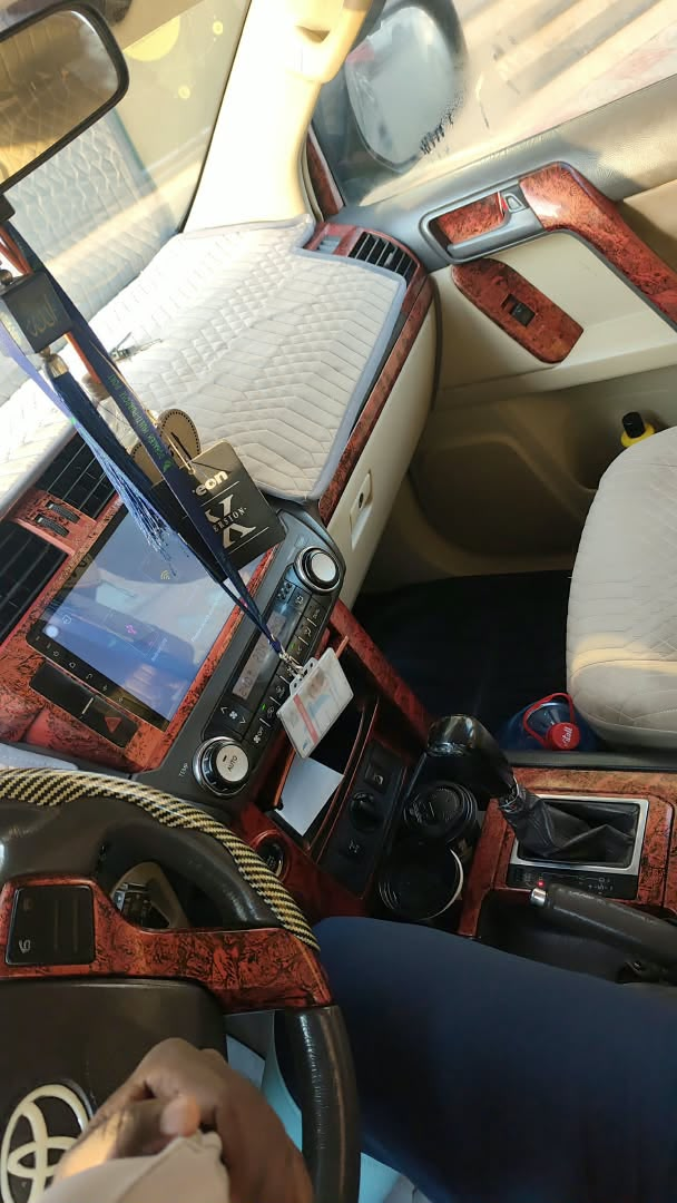 4 Voitures en excellent état à vendre : TOYOTA PRADO - TOYOTA HILUX 2020 AUTOMATIQUE &. Hyundai SANTA FE 2016 & SUZUKI SWIFT 2019