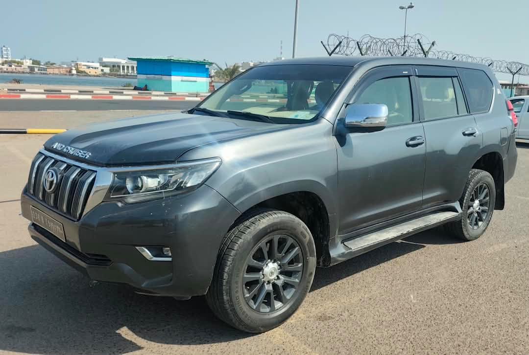 4 Voitures en excellent état à vendre : TOYOTA PRADO - TOYOTA HILUX 2020 AUTOMATIQUE &. Hyundai SANTA FE 2016 & SUZUKI SWIFT 2019