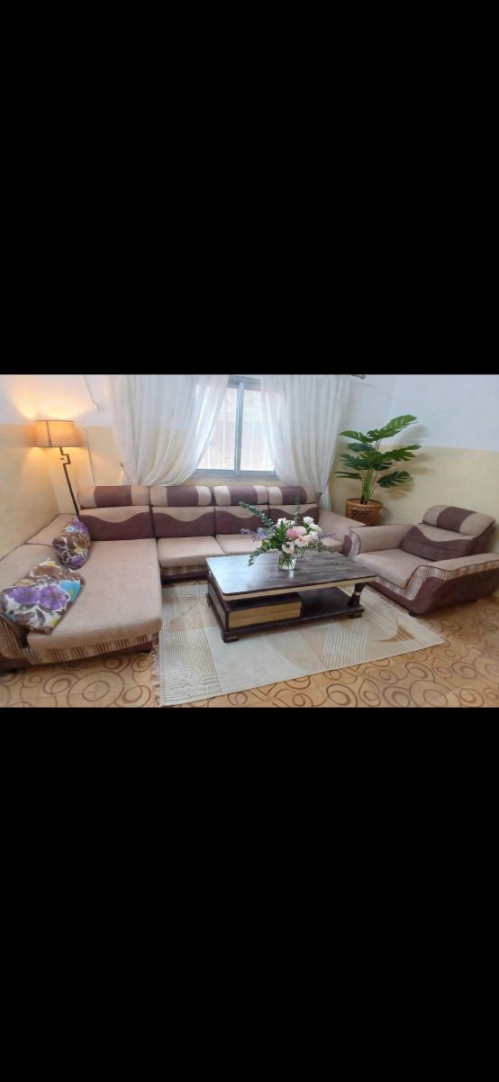Canapé d\'angle 4 places beige avec fauteuil en bon état