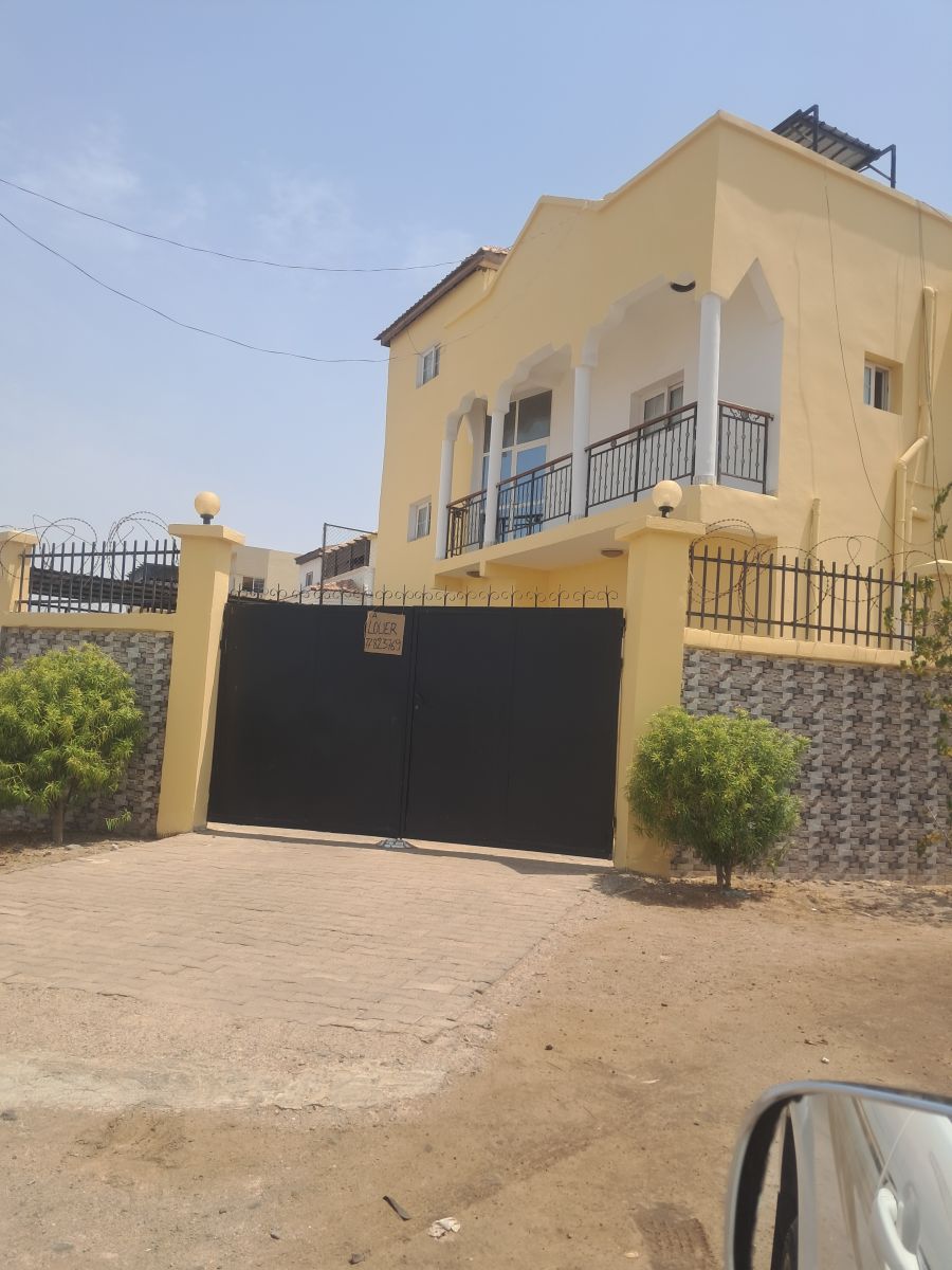 Villa duplex F6 avec balcon et parking à Haramous
