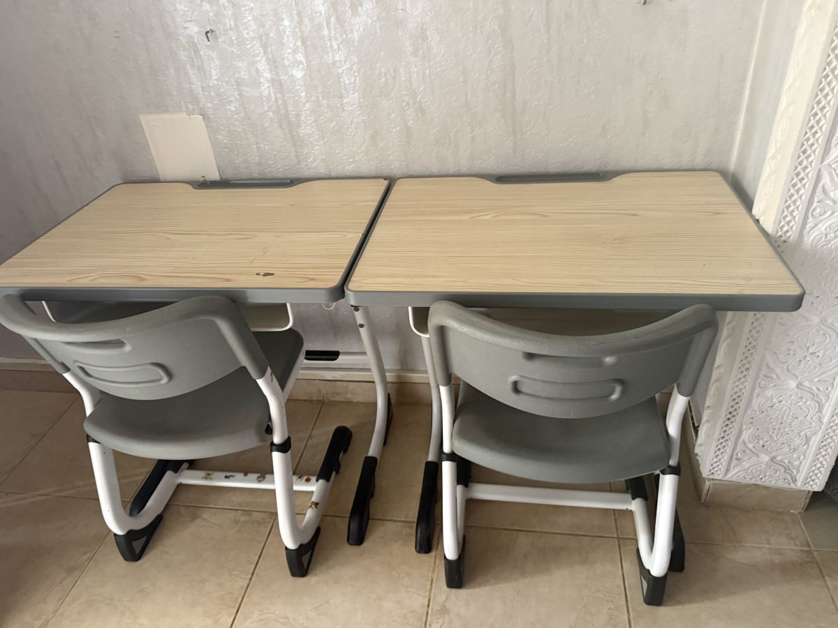 Bureau enfant avec casier et chaise, bon état, 2 disponibles