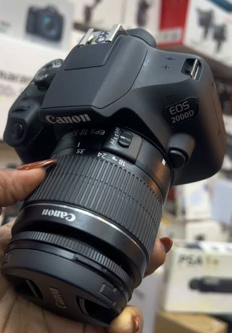 Appareil photo Canon 2000D neuf avec carte mémoire