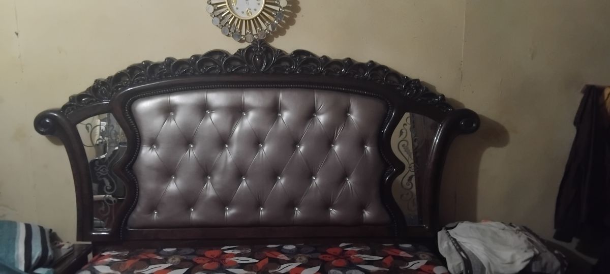 Chambre à coucher bois massif complète quasi neuve avec matelas