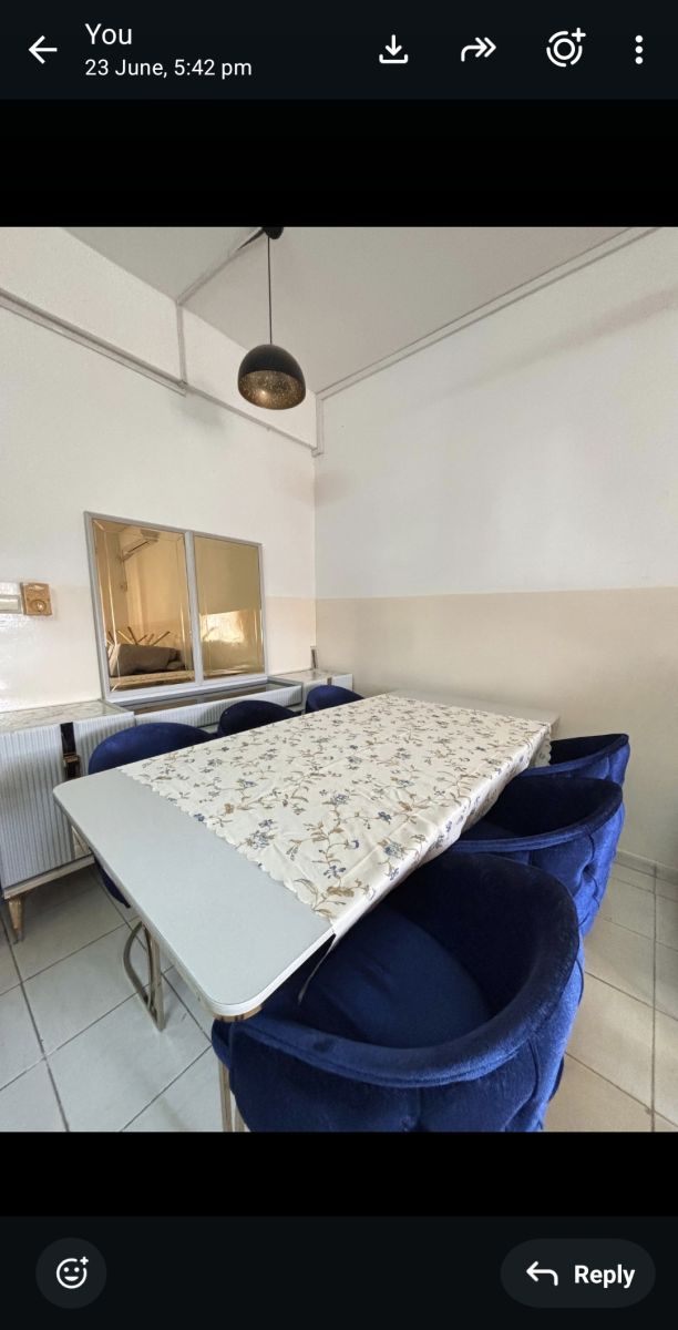 Coiffeuse avec miroir double et table salle à manger velours bleu