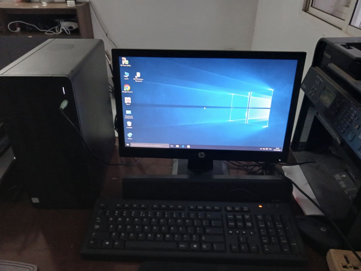Ordinateur complet avec écran, clavier et unité centrale fonctionnels