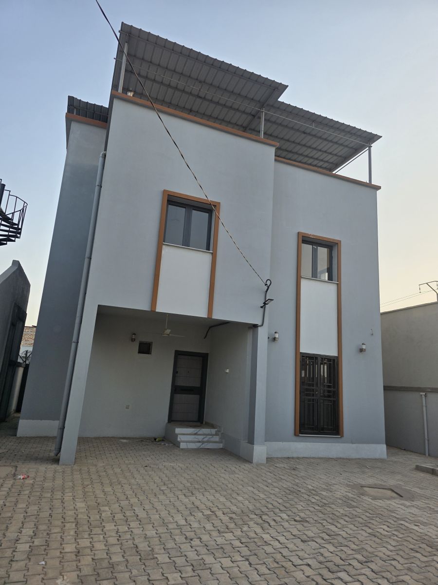 Duplex F4 avec parking pour 2 véhicules au Cité Nagad