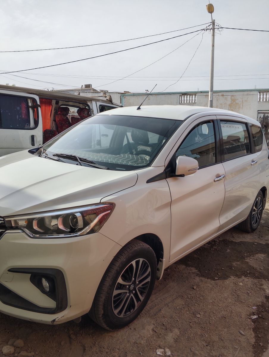 Suzuki Ertiga 2024 blanche, première main, excellent état