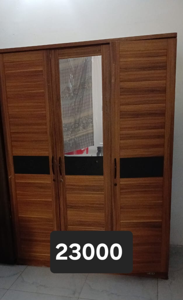 Armoire 3 portes avec miroir, état impeccable